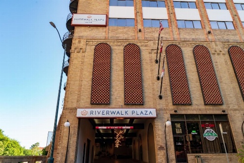 Riverwalk Plaza Hotel And Suites image 3