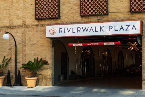 Riverwalk Plaza Hotel And Suites image 4