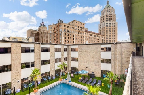 Riverwalk Plaza Hotel And Suites image 5